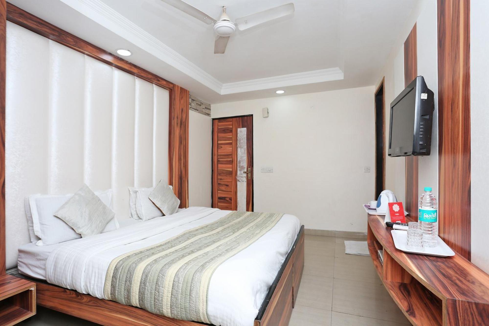 Oyo Flagship Hotel F Five New Delhi Exteriör bild