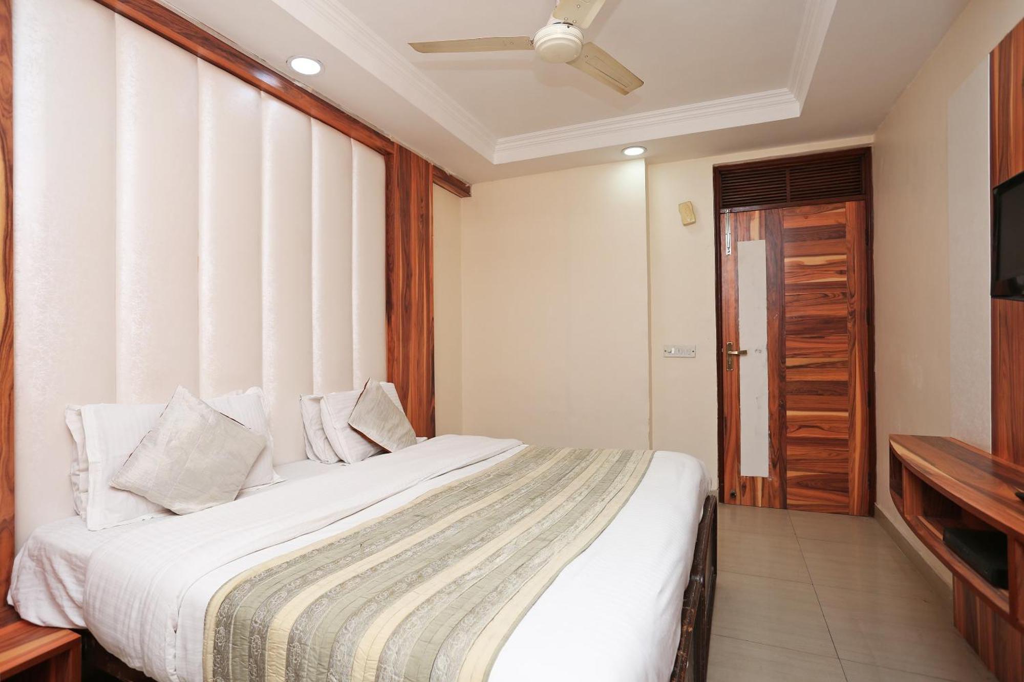 Oyo Flagship Hotel F Five New Delhi Exteriör bild